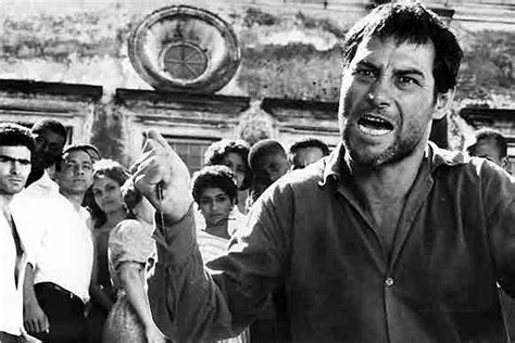 A simple yet devout christian makes a vow to saint barbara after she saves his donkey, but everyone he meets seems determined to what is the french language plot outline for o pagador de promessas (1962)? Cinema brasileiro, uma arte renovada a cada dia | Super ...
