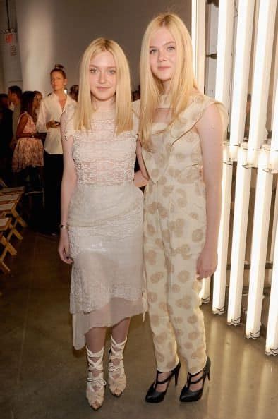Both dakota and elle fanning broke into the business before they had even started to lose their baby teeth (more on that later), and they have remained in the public eye ever since. Dakota & Elle Fanning | HelloGlow.co