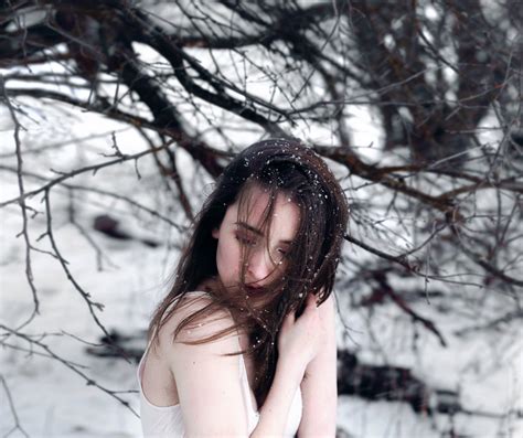 デスクトップ壁紙 日光 屋外の女性 モデル 雪 冬 ブランチ コールド 春 人 花 女の子 美しさ シーズン 肖像写真 写真撮影 2048x1720