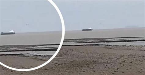 Incredible Strange Flying Object Filmed In Skies Near Beach North