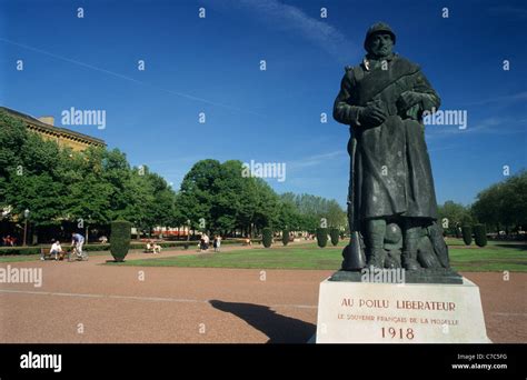 La Première Guerre Mondiale Soldat Français Poilu Memorial Statue Place De Lesplanade Metz
