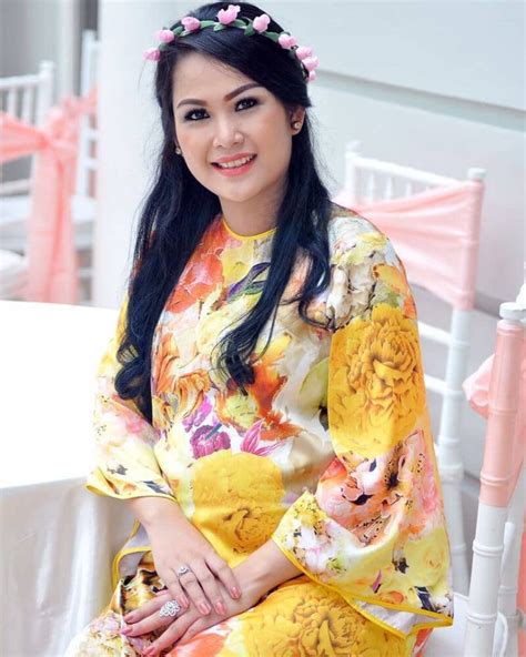10 Potret Dewi Sri Astuti Istri Ahmad Albar Yang Terpaut 37 Tahun