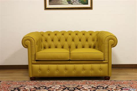 Esplora la collezione di divani ad angolo moderni: Divano Chesterfield con Misure Ridotte: Chesterino