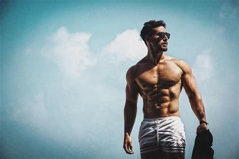 Shirtless Bollywood Men Tiger Shroff Reminding All He S The Hot Bod
