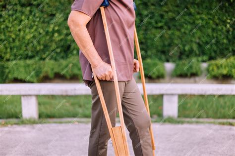 Premium Photo Patient Elderly Asian Woman Using Crutches Support