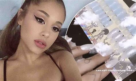 Ariana Grande S Fans Dub Her The Queen Of Nails Daily Mail Online