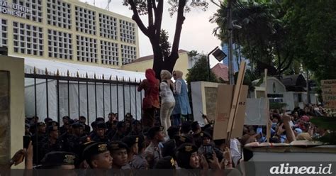 Lagi Emak Emak Pendukung Prabowo Demo Kpu