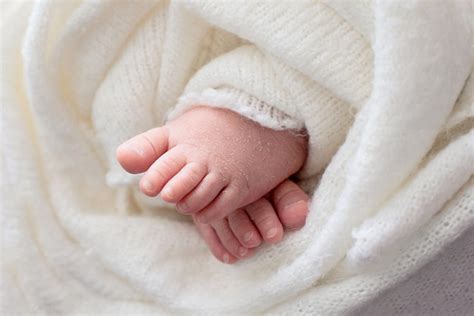 Pies De Bebé Recién Nacido Foto Premium
