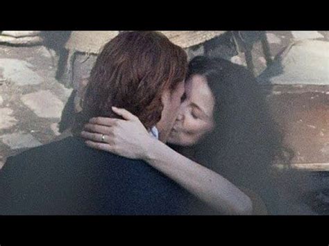 Sam Heughan With Caitriona Balfe Kissing Behind Screen YouTube