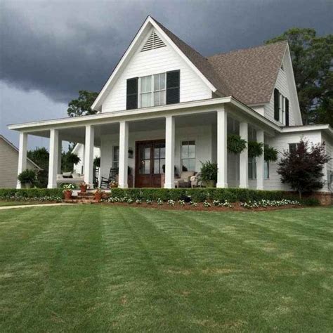 90 Modern American Farmhouse Exterior Landscaping Design 85