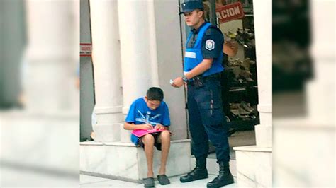 Facebook La Foto Del Policía Ayudando A Niño Con Su Tarea El Hit Guate