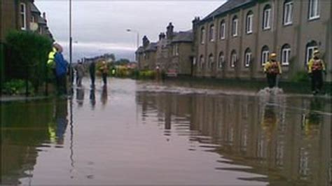 Perth Struck By Serious Flooding Bbc News