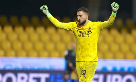 Gianluigi donnarumma is reported to have set out his demands to ac milan, and wants his salary upped from €6m per season to €10m if he is to stay beyond 2020/21. Tuttosport: Raiola wants monster salary for Donnarumma; Calhanoglu expected to renew - the figures