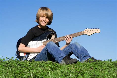 Muchacho Joven Que Toca La Guitarra De La Cartulina Con El Fondo Blanco