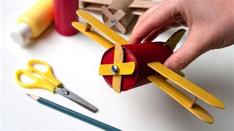 Para conseguir que un avión de papel se mantenga en el aire un tiempo considerable deben de combinarse varias fuerzas físicas: Hacer un avión con el cartón del papel higiénico y palos ...
