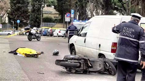 Una ragazza di 14 anni, sheena lossetto, è morta oggi dopo che l'auto su cui viaggiava è stata travolta da una volante della polizia stradale. ROMA FA SCHIFO: Video sull'incidente mortale a Circo ...