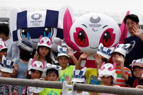 Mascotes olímpicos 2 pares correspondentes. Mascotes das Olimpíadas 2020 são apresentados: conheça ...