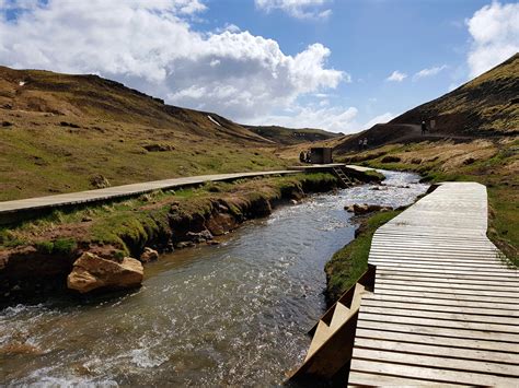 Het gebied is enkel toegankelijk via een weidse rivierendelta. De Reykjadalur valley, IJsland | Wandelen en warmwaterbronnen