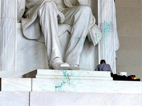 Defacing The Lincoln Memorial How Quaint Reading The Pictures