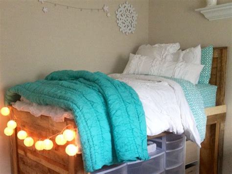 Mother Sends A Selfie From Her Daughter’s Dorm Room And Soon Regrets Ever Visiting Obsev