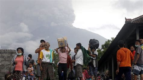 bali s mount agung volcano 100 000 evacuate area