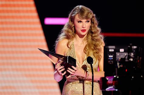 Taylor Swift Thanks Fans ‘for Caring’ About Re Recorded Albums At 2022 Amas