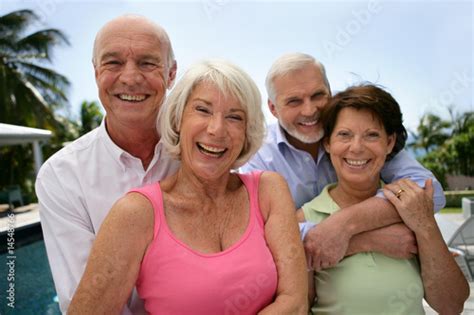 deux couples de retraités souriants photo libre de droits sur la