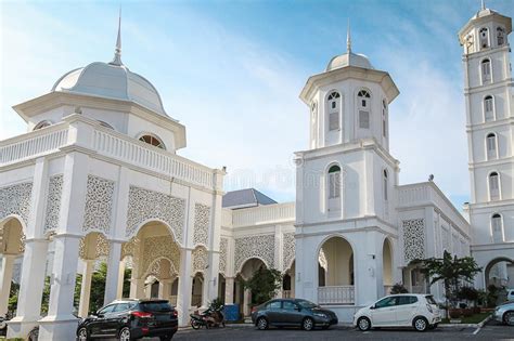 Kuala terengganu merupakan satu daerah yang agak besar dan di dalam daerah inilah terletaknya ibu negeri terengganu iaitu bandar kuala terengganu atau lebih sinonim dipanggil bandar kt. Masjid Sultan Ismail In Chendering, Kuala Terengganu Stock ...