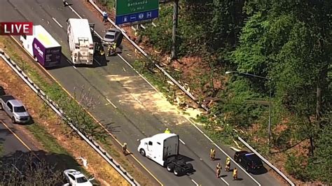 Large Tree Falls On Beltway Strikes Car Amid High Winds Nbc4 Washington