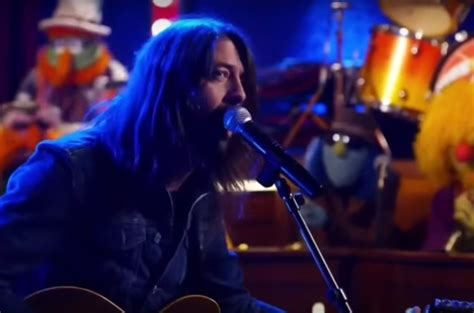 Dave Grohl Performs â€˜learn To Flyâ€ With Muppets Watch Billboard