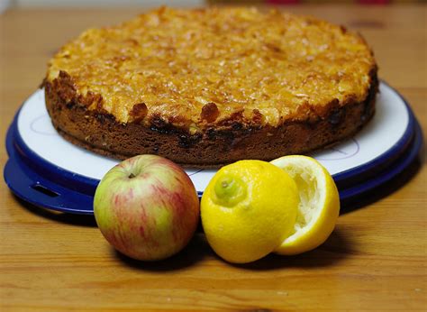 In a small bowl, lightly beat egg white; Apfel-Marzipan-Kuchen mit Cornflakes & Mandeln - Rezept ...