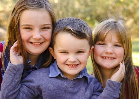 Sibling photography | Sibling photography, Photography, Couple photos