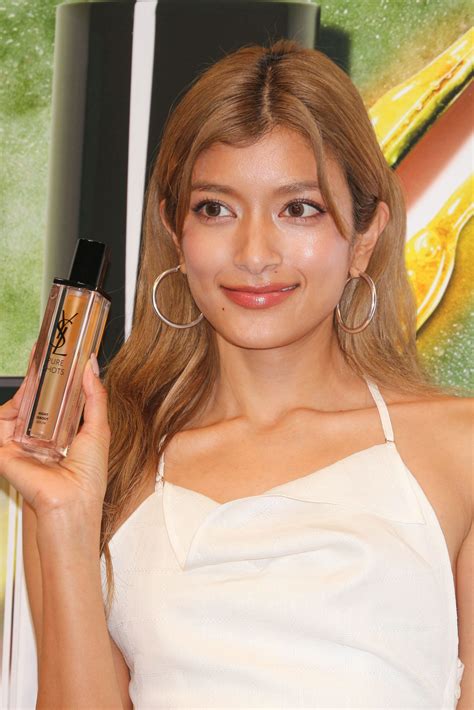 ローラ、純白ミニスカワンピ姿で自慢の“超絶美脚”披露 「ウキウキしてる」 Sirabee20210326rola3