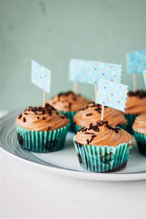 Bak Basics Chocolade Cupcakes Met Chocolade Frosting Deb S Bakery