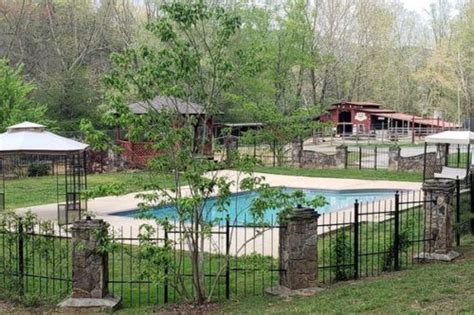 Outdoor Pool ⋆ Forrest Hills Resort