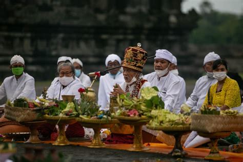 Foto Umat Hindu Gelar Upacara Abhiseka Di Candi Prambanan