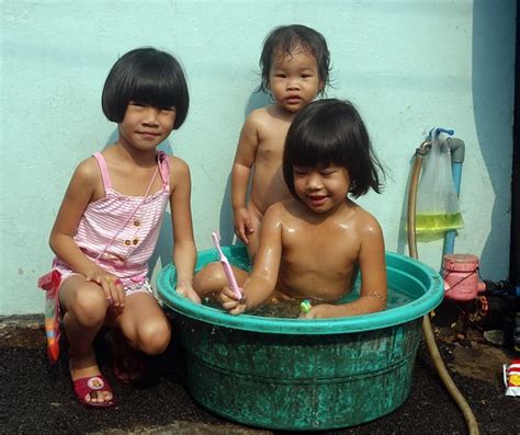 Bath Time For Girls The Foreign Photographer ฝรั่งถ่ Flickr