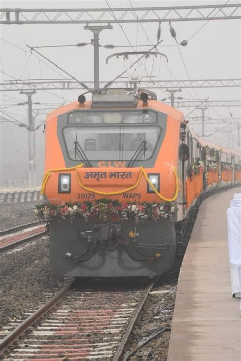 Amrit Bharat Train Grand Welcome In Gorakhpur अमृत भारत