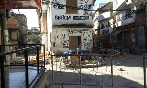 Tr Fico Expulsa Policiais De Favela Na Ilha Do Governador E Destr I