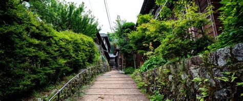 Read a guide to the kiso valley in nagano prefecture famous for its beautiful, forested hills traversed by the historic nakasendo highway. Tsumago in Kiso Valley - Nagano - Japan Travel