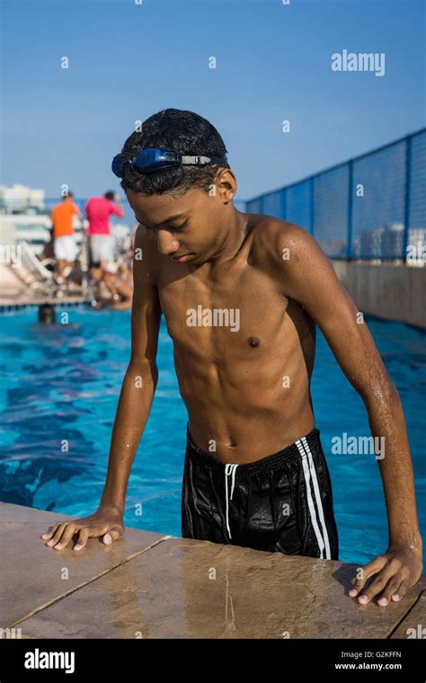 Teenager Aus Schwimmbad Stockfotografie Alamy