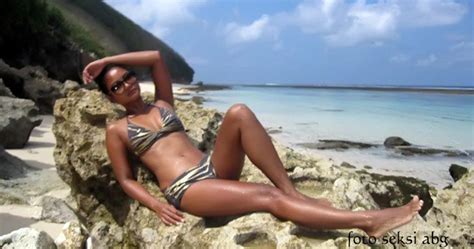 Cewek Bikini Pose Seksi Di Pantai Foto Telanjang Dan