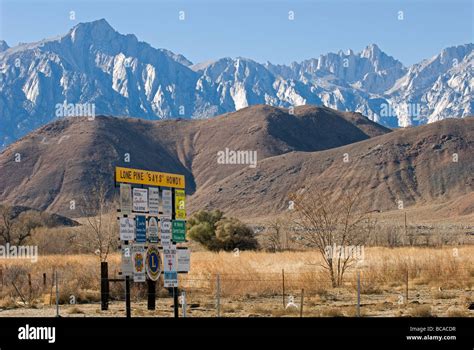 Lone Pine Sign And Mount Whitney From Highway 395 In Lone Pine Stock