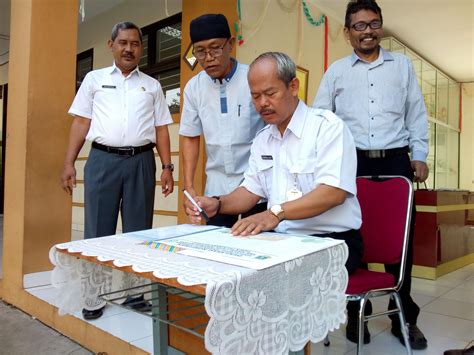 Pengembangan sekolah model dan pengimbasannya adalah meningkatkan mutu pendidikan sesuai dengan standar nasional pendidikan serta mencipt. SPMI - SMKN 5 Tangsel