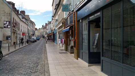 Les commerces de la rue du Général de Gaulle à Rambouillet ouverts en août