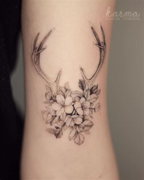 Floral Antlers Tattoo Tattoo Ideas And Inspiration Karolinaszymanskatattoo Cowgirl