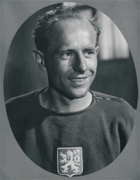 The greatest distance runner of the 20th century, astonishing crowds with a triple victory in the helsinki olympics. Emil Zátopek | Atletický klub Emila Zátopka Kopřivnice