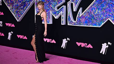 Taylor Swift Arrives At The 2023 Vmas In Black Gown Photos Hollywood