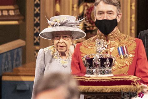 La Reina Isabel Sigue A La Corona Imperial En La Apertura Del