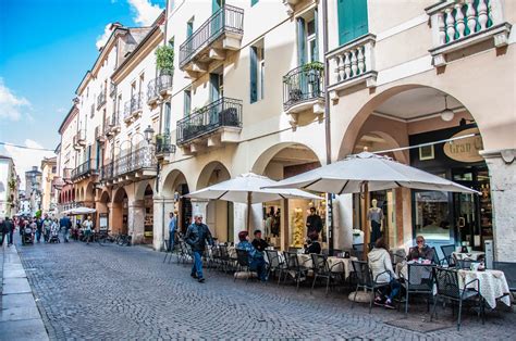 Traditional Italian cafe with an alfresco sitting area - Vicenza, Italy - rossiwrites.com ...